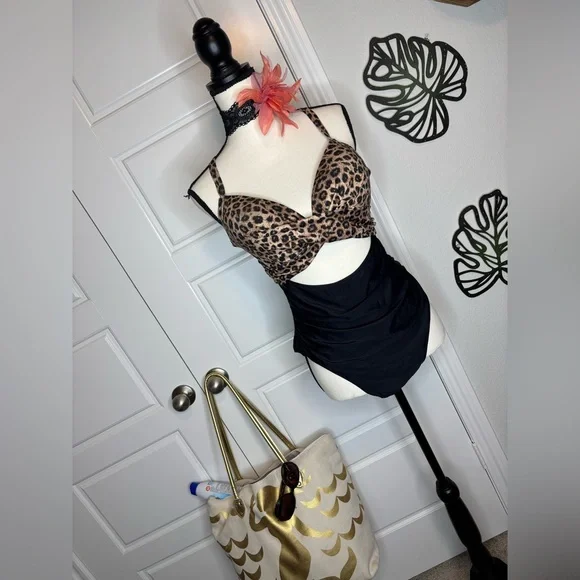 Super Cute Cutout One Piece Swimsuit with Tummy Control - Picture 3 of 16